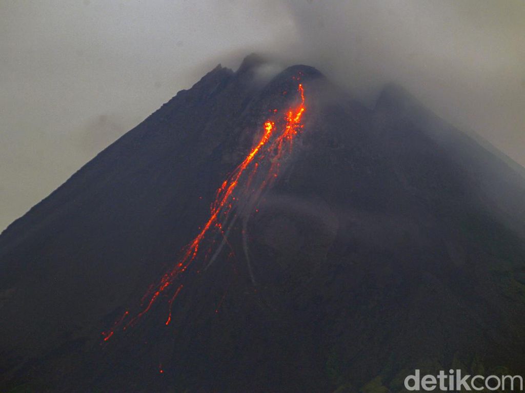 Snapshots: Penampakan Detik-detik Gunung Merapi Muntahkan Lava Pijar