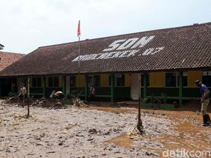 Penampakan Lumpur Genangi SDN 7 Rancaekek Usai Tanggul Cikeruh Jebol Penampakan Lumpur Genangi SDN 7 Rancaekek Usai Tanggul Cikeruh Jebol