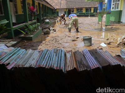 Potret SDN 7 Rancaekek Bandung Dipenuhi Lumpur