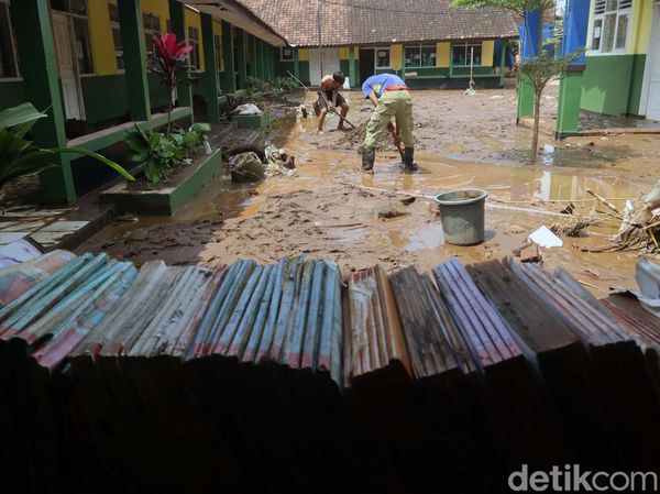 Potret SDN 7 Rancaekek Bandung Dipenuhi Lumpur