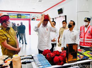 Jokowi dan Prabowo Kompak Pakai Udeng Khas Raja-raja Madura, Belinya di Sini Jokowi dan Prabowo Kompak Pakai Udeng Khas Raja-raja Madura, Belinya di Sini