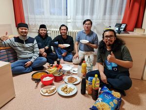 Ramadan Mahasiswa RI di Praha: Rendang Minang dan Gorengan Tak Ketinggalan
