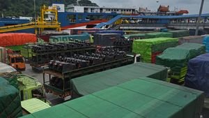 Ratusan Truk Padati Merak Jelang Pembatasan