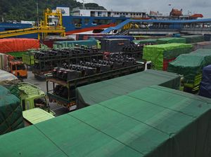 Ratusan Truk Padati Merak Jelang Pembatasan