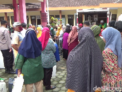 Warga Lumajang Rela Antre Berjam-jam di Terik Matahari Demi Minyak Goreng Curah