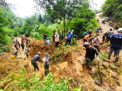 Longsor Timbun Akses Jalan Cianjur-Bandung Imbas Hujan Berjam-jam