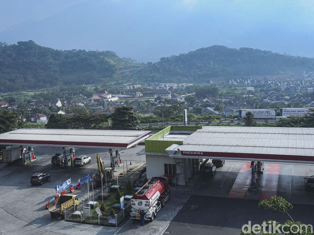 Leyeh-leyeh dengan View Gunung Ungaran di Rest Area KM 429