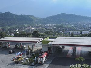 Leyeh-leyeh dengan View Gunung Ungaran di Rest Area KM 429 Leyeh-leyeh dengan View Gunung Ungaran di Rest Area KM 429