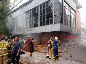 Ruko di Sawah Besar Jakpus Terbakar, Diduga Korsleting Listrik Ruko di Sawah Besar Jakpus Terbakar, Diduga Korsleting Listrik