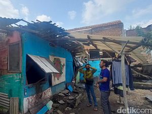 Kadung Ambruk! Rumah Siti di Cimahi Tak Kunjung Diperbaiki