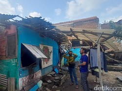 Kadung Ambruk! Rumah Siti di Cimahi Tak Kunjung Diperbaiki