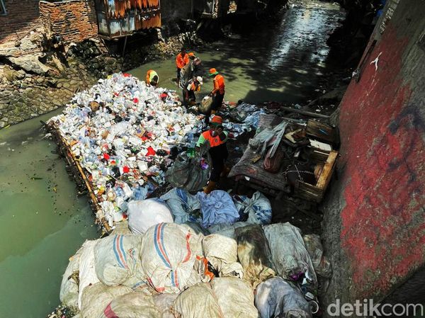 Ramadan, Petugas Tetap Semangat Bersihkan Sampah Sungai