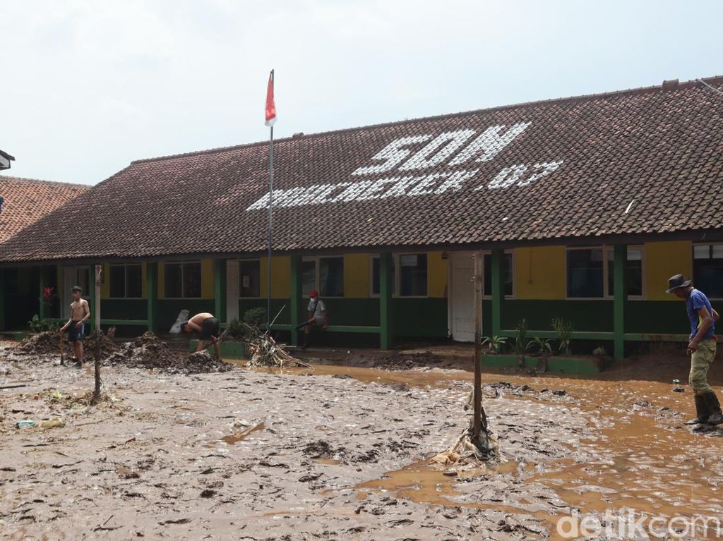 Tanggul Sungai Cikeruh Jebol, SDN 7 Rancaekek Dipenuhi Lumpur