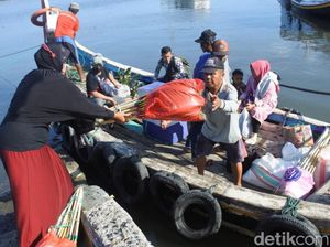 Puluhan Warga Situbondo Rela Naik Perahu Kayu untuk Mudik Lebih Awal