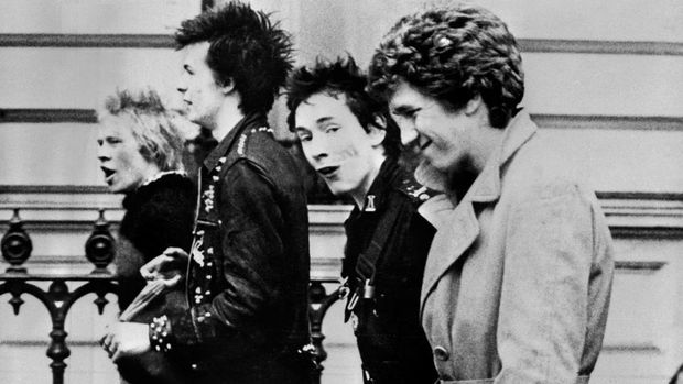 Photo taken in 1977 of the Sex Pistols, Britain's punk rock band. (L to R) drummer Paul Cook, bass player Sid Vicious, singer Johnny Rotten, and guitar player Steve Jones. (Photo by AFP FILES / ARCHIVES / AFP)