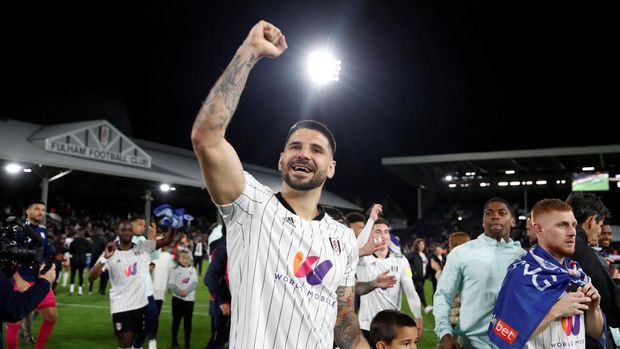 Soccer Football - Championship - Fulham v Preston North End - Craven Cottage, London, Britain - April 19, 2022 Fulham's Aleksandar Mitrovic celebrates after being promoted to the Premier League  Action Images via Reuters/Peter Cziborra  EDITORIAL USE ONLY. No use with unauthorized audio, video, data, fixture lists, club/league logos or 
