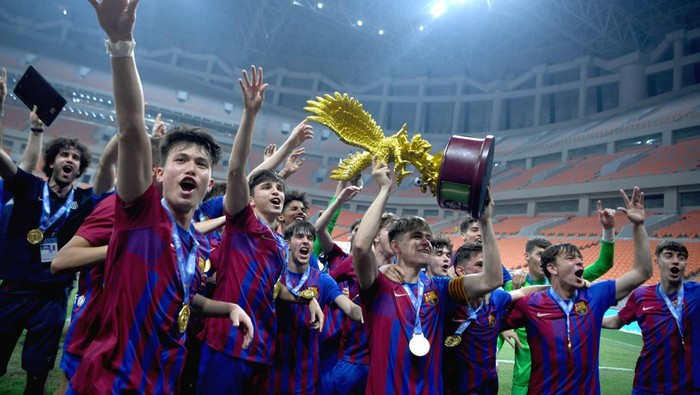 Sorak Sorai Barcelona U-18 Angkat Trofi di JIS Usai Juara IYC 2022 Barcelona U-18 menjadi juara turnamen International Youth Championship (IYC) 2022 yang digelar di JIS. Barcelona U-18 kalahkan Atletico U-18 1-0 di partai final