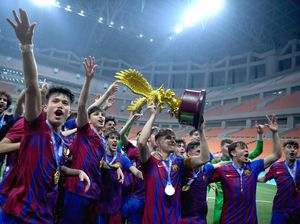 Sorak Sorai Barcelona U-18 Angkat Trofi di JIS Usai Juara IYC 2022 Sorak Sorai Barcelona U-18 Angkat Trofi di JIS Usai Juara IYC 2022