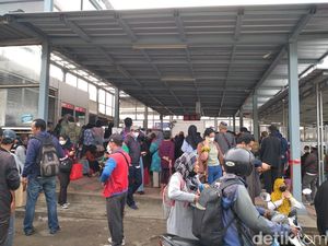 Imbas Kecelakaan KRL Vs Mobil, Penumpang Menumpuk di Stasiun Citayam