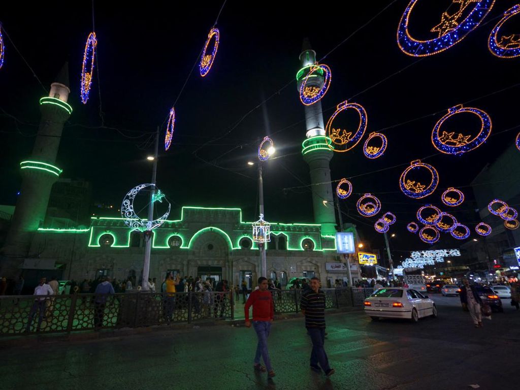 Kegembiraan Malam Ramadan di Yordan Kegembiraan Malam Ramadan di Yordan