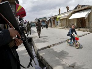 Taliban Hukum Cambuk 27 Warga Afghanistan di Depan Umum!