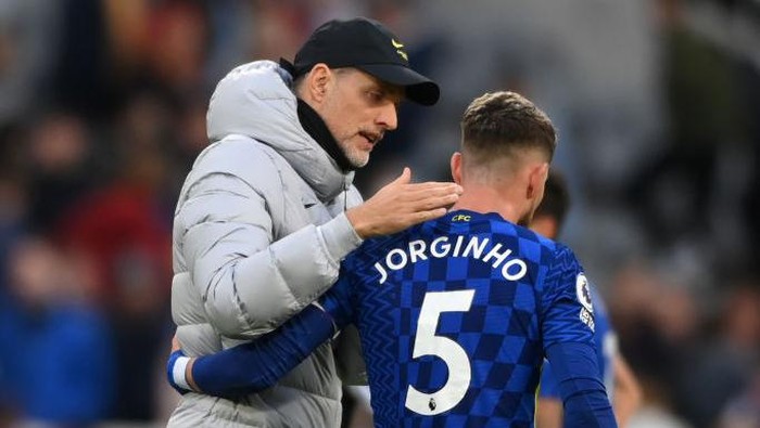 NEWCASTLE UPON TYNE, ENGLAND - OCTOBER 30: Jorginho of Chelsea and Thomas Tuchel, Manager of Chelsea embrace after the game after the Premier League match between Newcastle United and Chelsea at St. James Park on October 30, 2021 in Newcastle upon Tyne, England. (Photo by Stu Forster/Getty Images)
