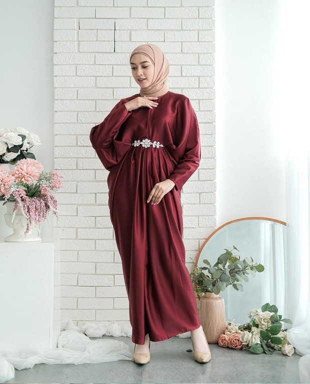 Tips Memilih Kaftan Motif Minimalis/foto: instagram/@missnomi.id Tips Memilih Kaftan Motif Minimalis