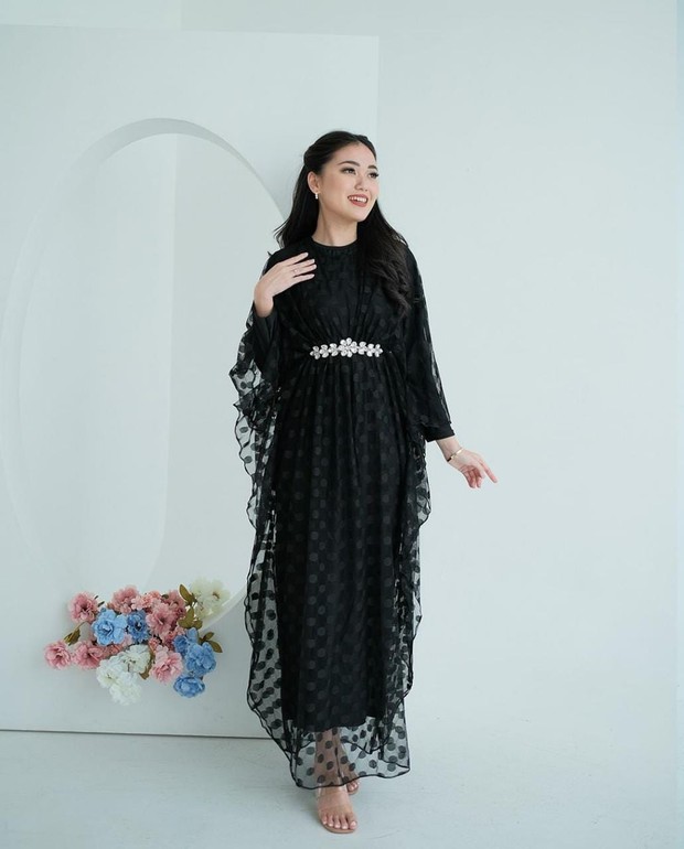 Tips Memilih Kaftan Sesuai Warna/foto: instagram/@missnaomi.id Tips Memilih Kaftan Sesuai Warna