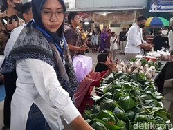 Pesan di Balik Tukar Takir, Tradisi Bertukar Makanan Masyarakat Brebes