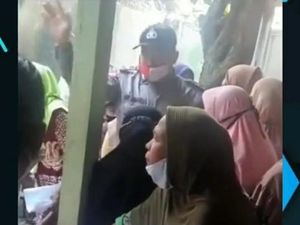 Viral Polisi Usir Warga Belum Vaksin Booster di Pembagian Bansos, Ini Faktanya