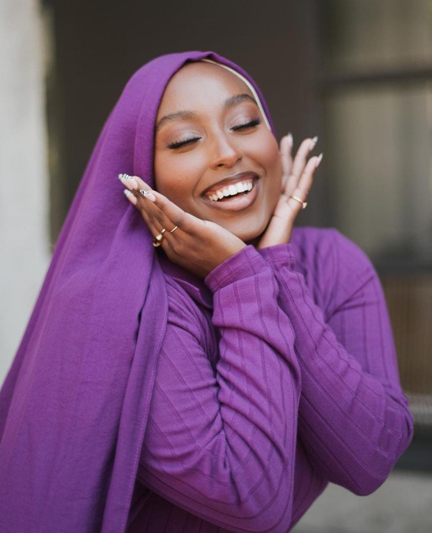 Warna Hijab Ungu untuk Kulit Hitam Manis