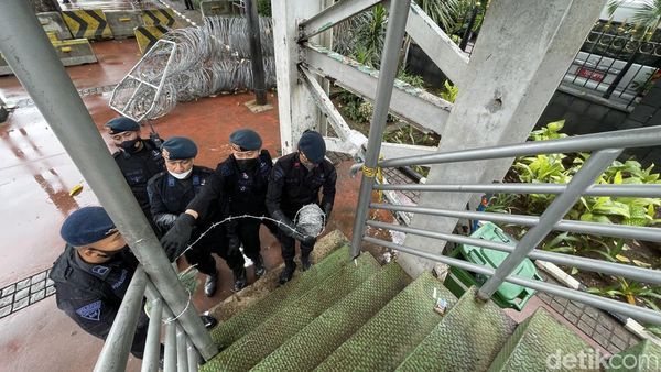 JPO Patung Kuda Mulai Dipasang Kawat Berduri