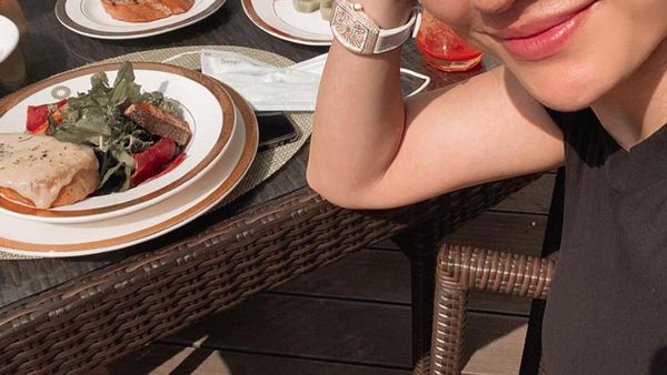 Momen Seru Agnez Mo Minum Kelapa Muda dan Santap Sarapan yang Nikmat