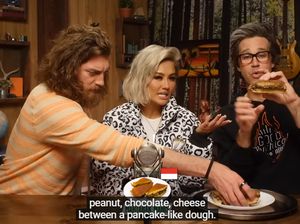 Agnez Mo Kenalkan Pempek dan Martabak di Good Mythical Morning Agnez Mo Kenalkan Pempek dan Martabak di Good Mythical Morning