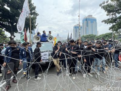 Demo Mahasiswa 21 April Dihadang Kawat Berduri