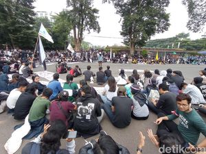 Mahasiswa-Ojol Demo di Gedung Sate, Apa Tuntutannya?