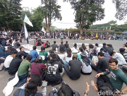 Mahasiswa-Ojol Demo di Gedung Sate, Apa Tuntutannya?