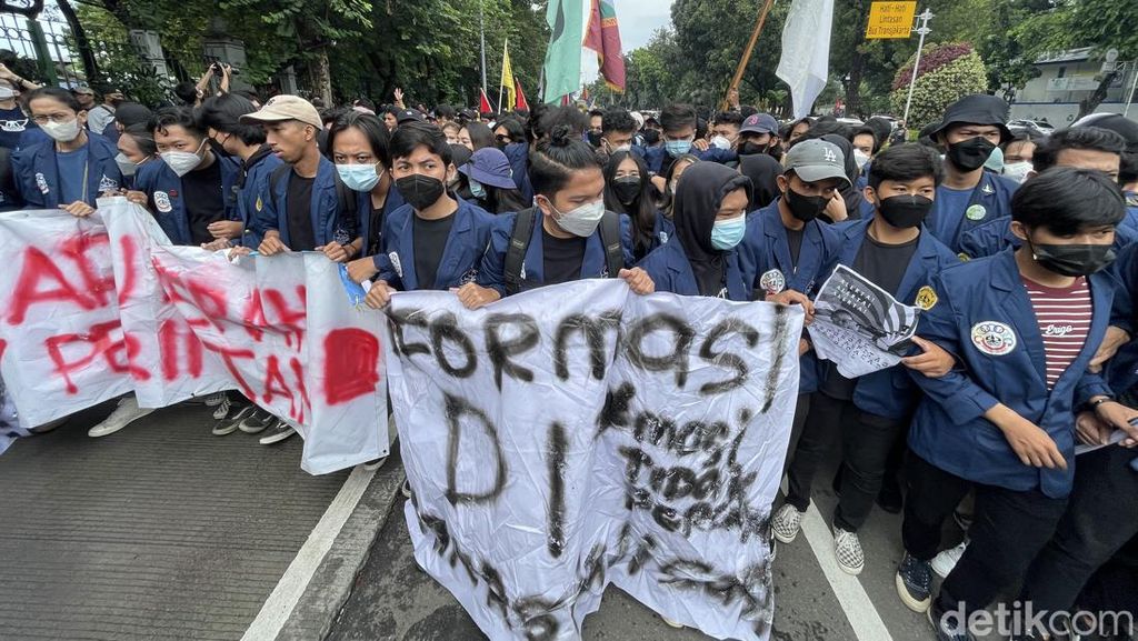 Aksi Mahasiswa 21 April Mulai Ngegas di Kawasan Patung Kuda Aksi Mahasiswa 21 April Mulai Ngegas di Kawasan Patung Kuda