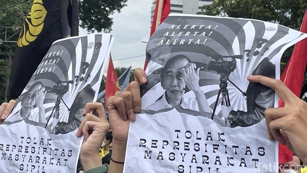 Sejumlah mahasiswa dari berbagai universitas yang akan melaksanakan demonstrasi mulai berdatangan ke lokasi aksi di Patung Kuda, Jakarta Pusat, Kamis (21/04/2022).