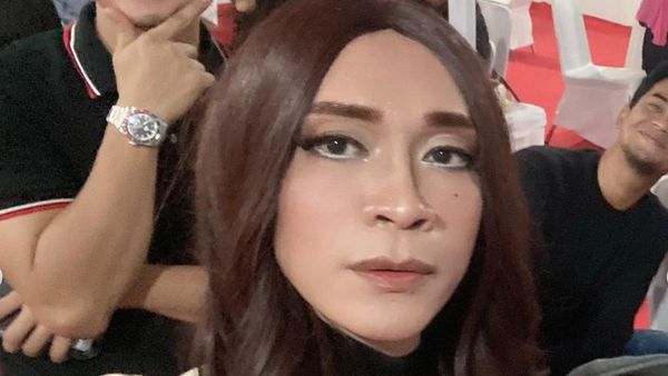 8 Foto Aming di Ultah Pernikahan Wendy Cagur, Tampil Seksi Berdandan Maksimal