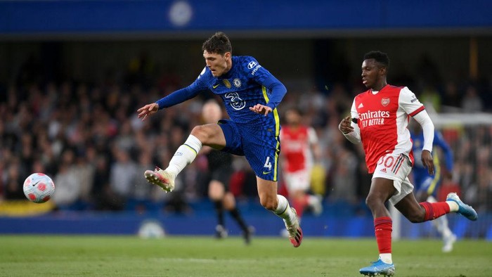 LONDON, ENGLAND - APRIL 20: Andreas Christensen of Chelsea is challenged by Eddie Nketiah of Arsenal during the Premier League match between Chelsea and Arsenal at Stamford Bridge on April 20, 2022 in London, England. (Photo by Mike Hewitt/Getty Images)