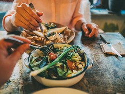 Apa Kamu Sering Minta Tukar Makanan Pacar? Simak Komentar Netizen