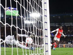 Chelsea mencoba mendesak Arsenal di babak kedua, tapi malah kebobolan dua gol. Nketiah mencetak gol keduanya pada menit ke-57, disusul penalti Bukayo Saka pada menit ke-92. David Klein/Reuters