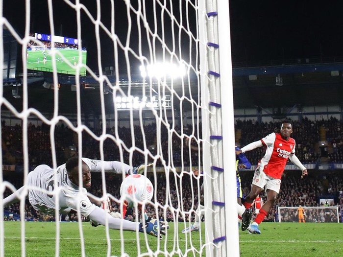 Soccer Football - Premier League - Chelsea v Arsenal - Stamford Bridge, London, Britain - April 20, 2022  Arsenal's Eddie Nketiah scores their first goal Action Images via Reuters/John Sibley EDITORIAL USE ONLY. No use with unauthorized audio, video, data, fixture lists, club/league logos or 'live' services. Online in-match use limited to 75 images, no video emulation. No use in betting, games or single club /league/player publications.  Please contact your account representative for further details.