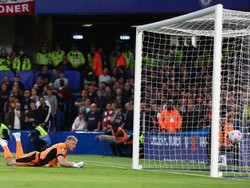 Chelsea membalas hanya empat menit kemudian, dari peluang yang juga diawali kesalahan Arsenal. David Klein/Reuters