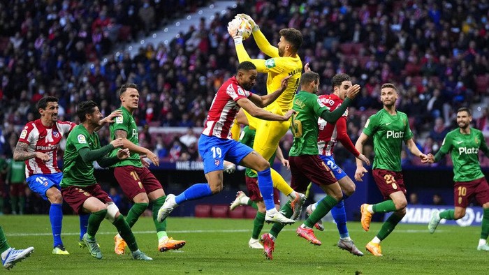Granadas goalkeeper Luis Maximiano catches the ball during a Spanish La Liga soccer match between Atletico Madrid and Granada at the Wanda Metropolitano stadium in Madrid, Spain, Wednesday, April 20, 2022. (AP Photo/Manu Fernandez)