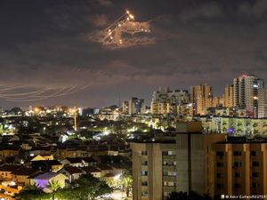 Bentrokan Berlanjut, Jet Tempur Israel Kembali Serang Jalur Gaza