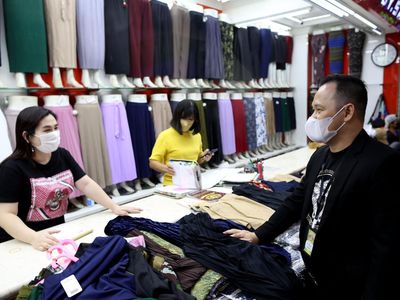 Berbagi Kebahagiaan Pengunjung-Penjual di Pusat Grosir Metro Tanah Abang