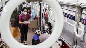 Kartini KAI Bagi-bagi Takjil untuk Penumpang
