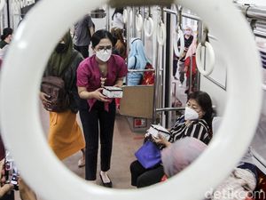 Kartini KAI Bagi-bagi Takjil untuk Penumpang